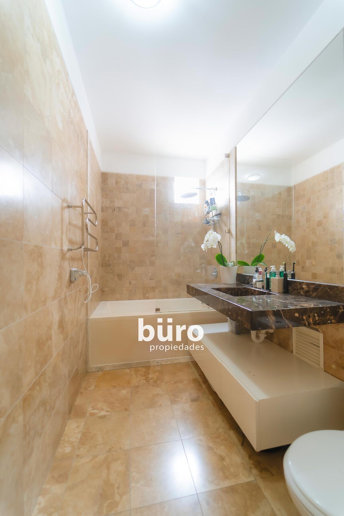 9 de 18: Baño Principal con Calentador de toallas