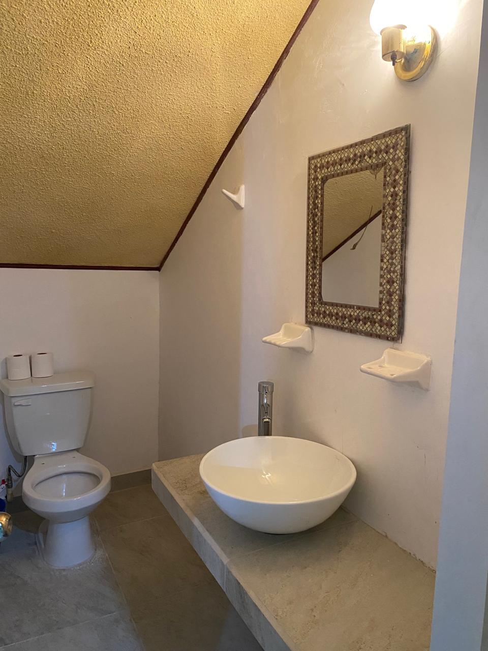 5 of 10: Medio baño