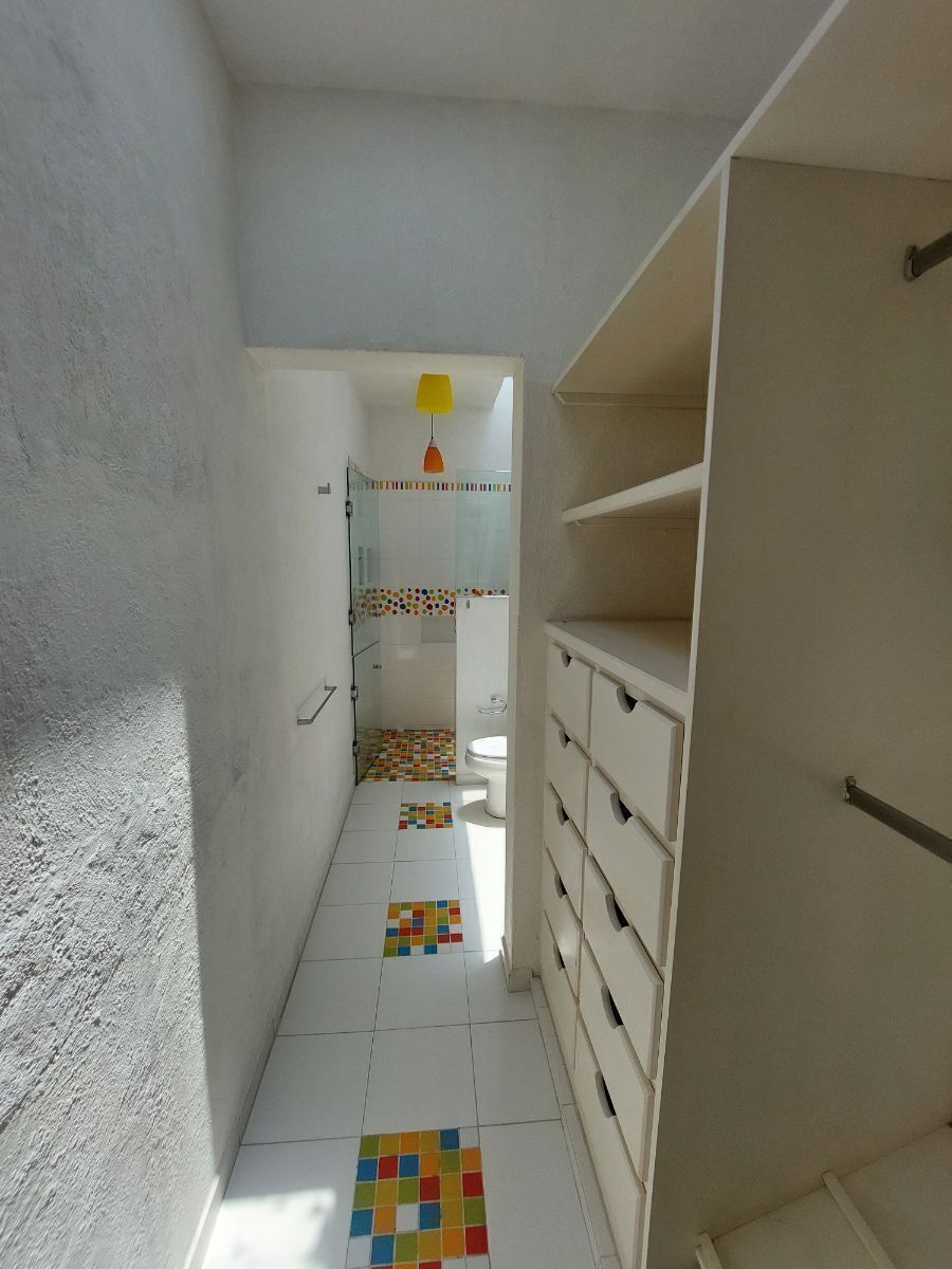 20 de 24: vestidor con baño