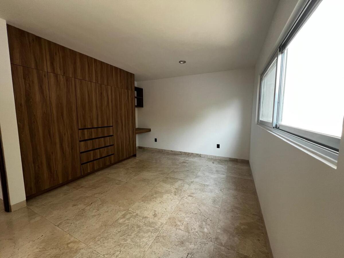 4 of 40: Habitación en planta baja