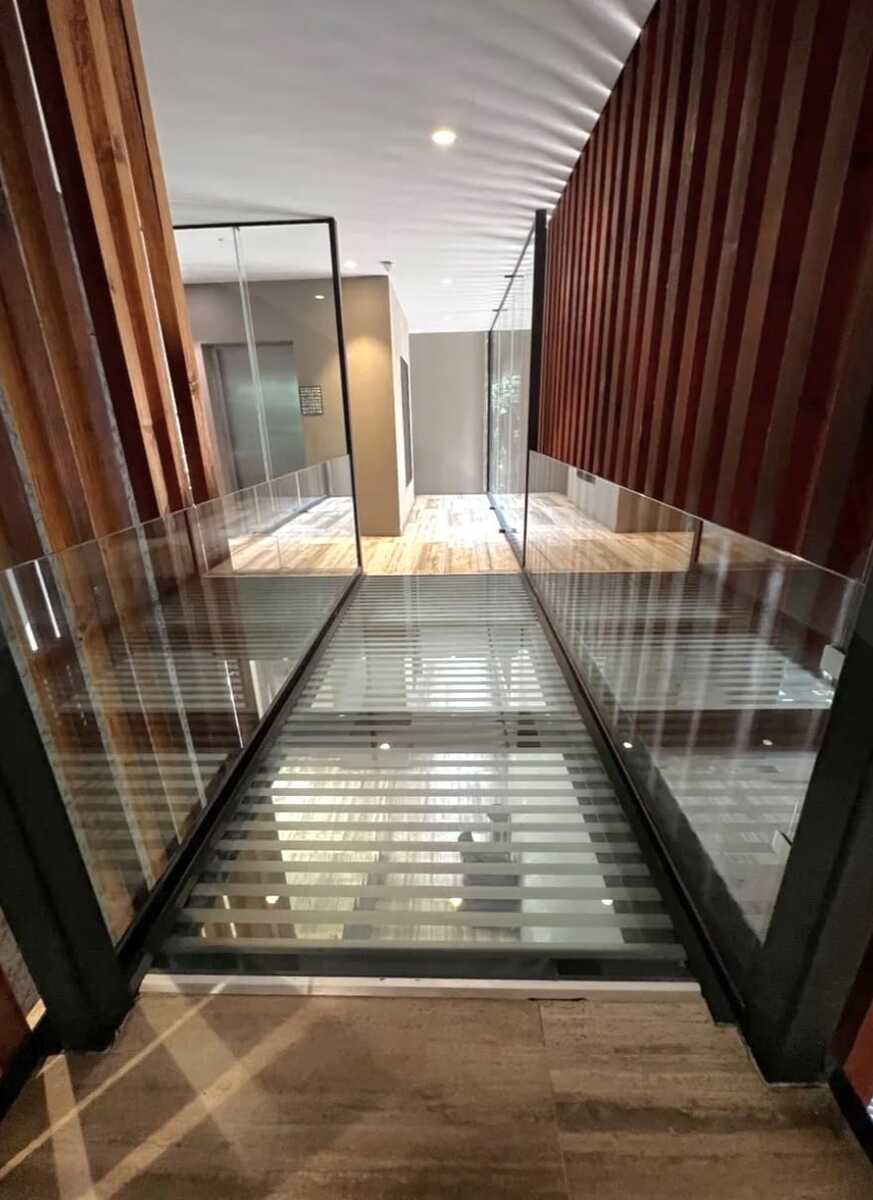 2 de 13: Pasillo de entrada al edificio