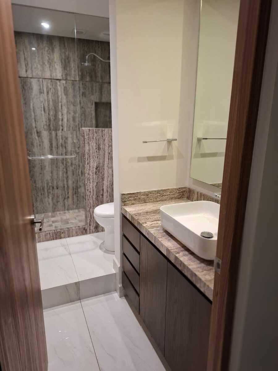 11 de 22: Baño de visitas completo