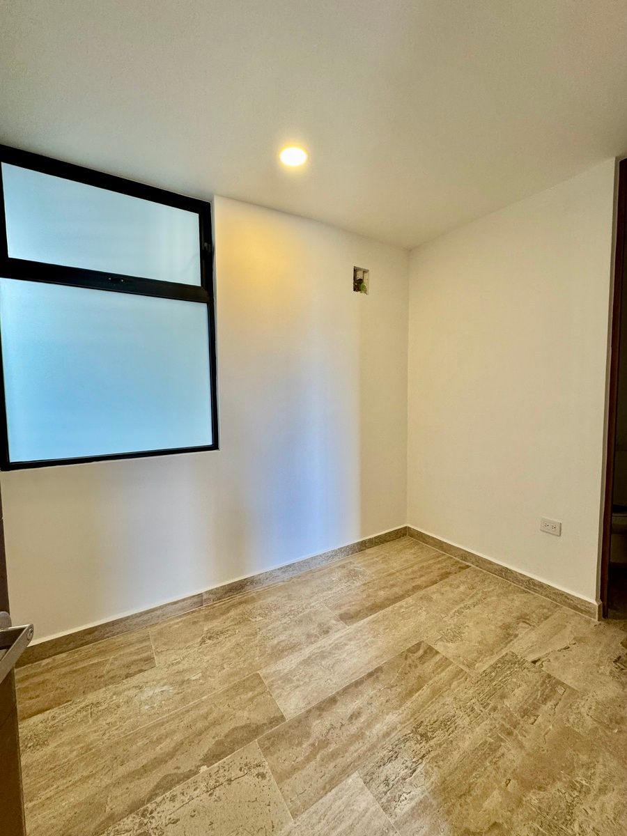 19 de 41: Cuarto de Servicio con baño Propio