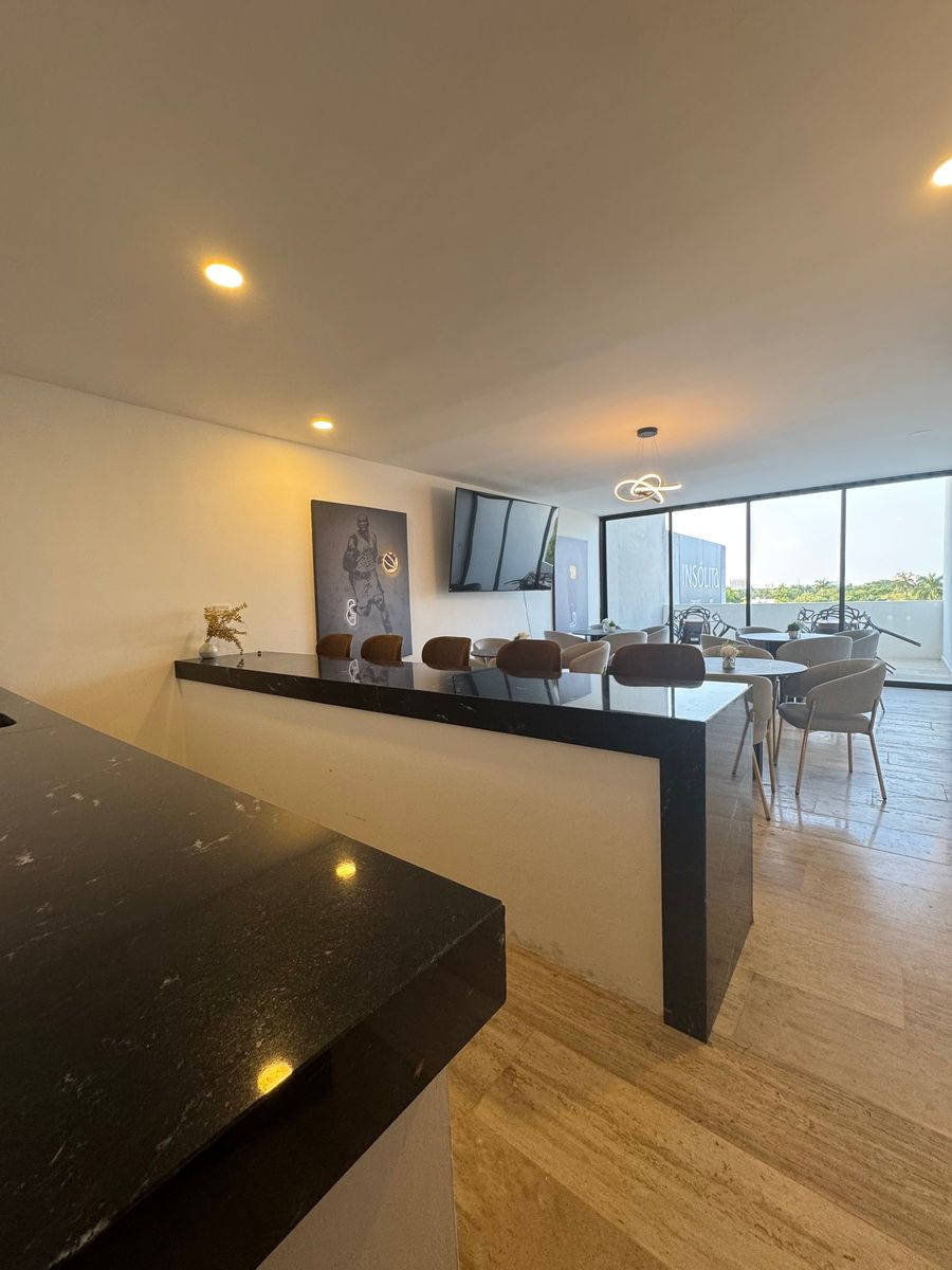 30 de 41: Salón Bar