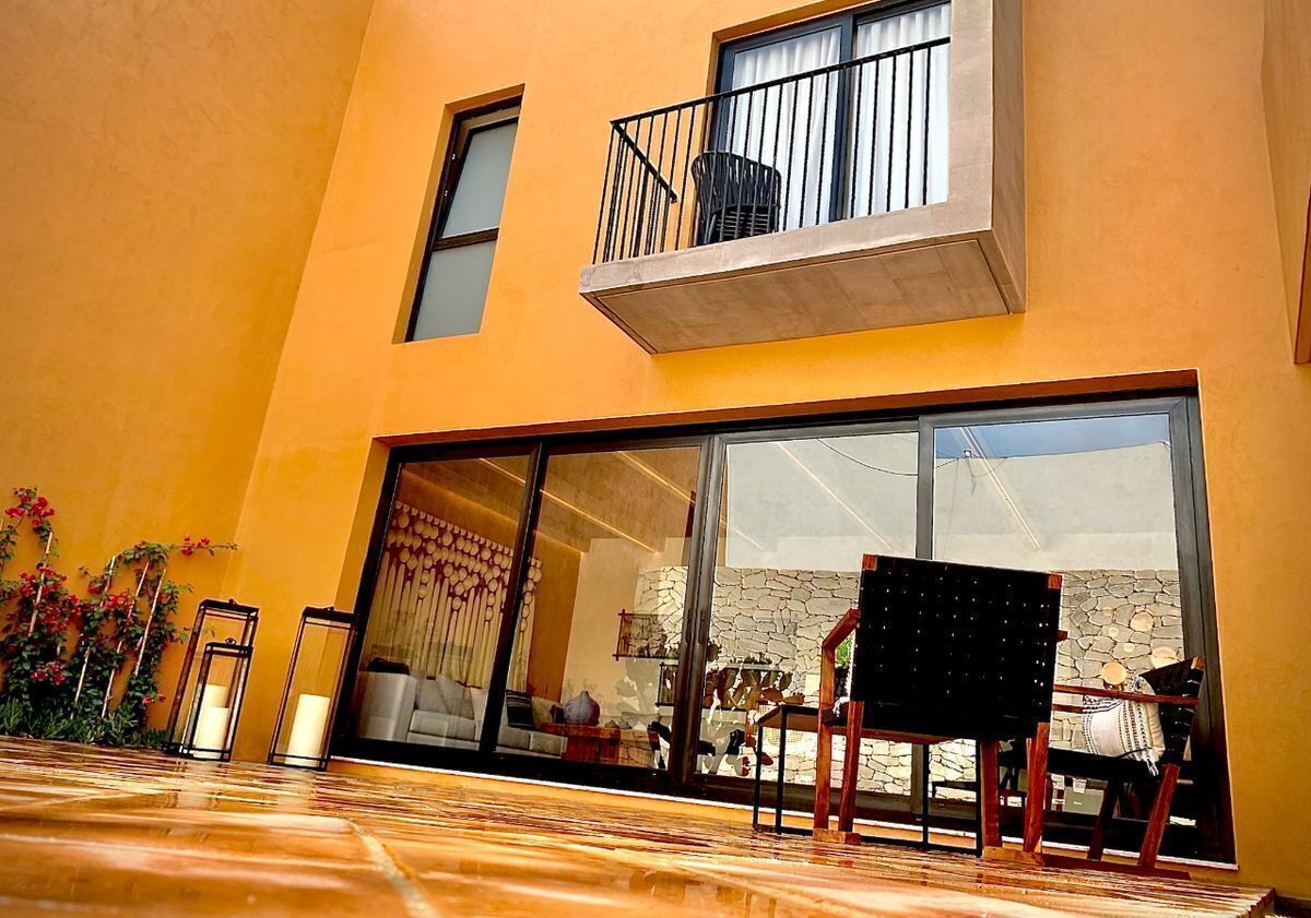 2 of 18: patio trasero y balcon