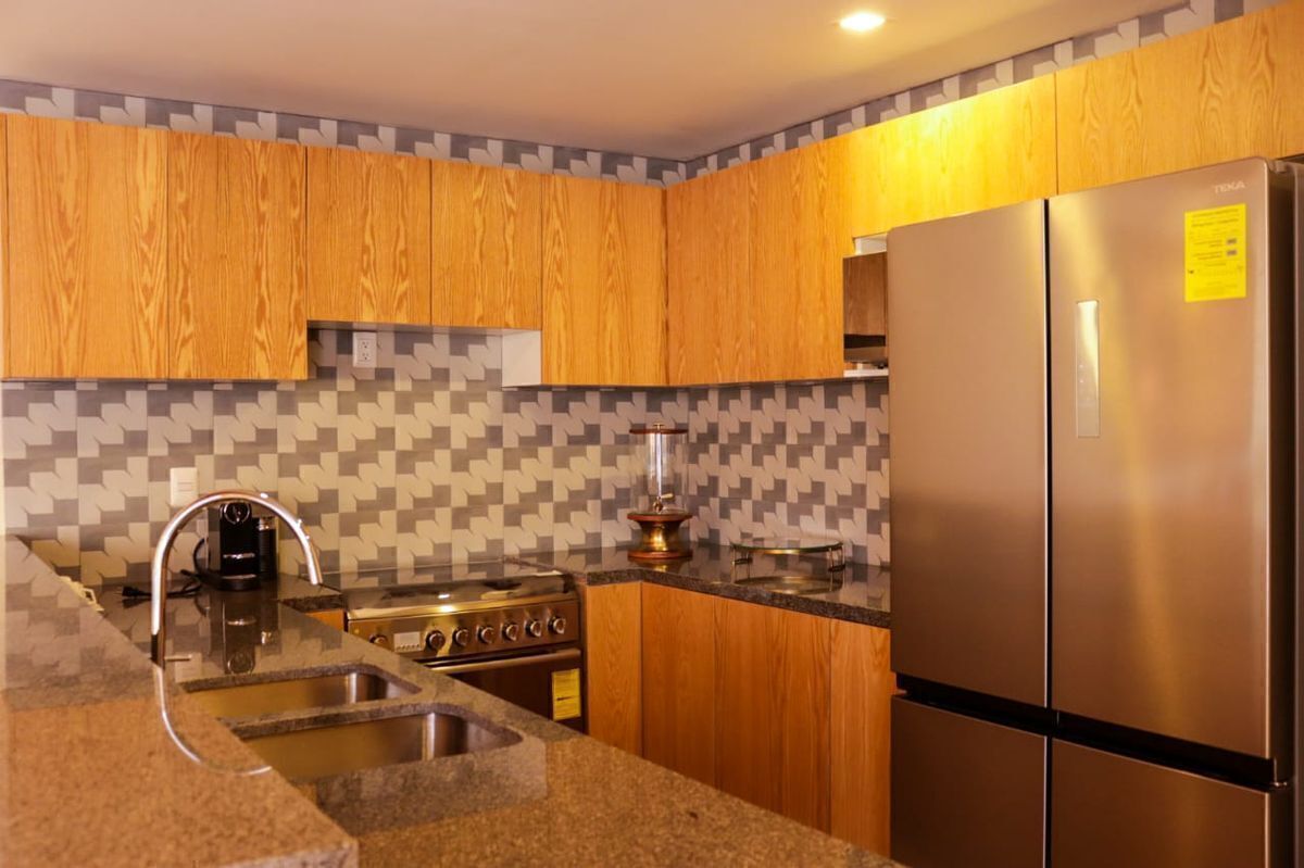 9 of 18: cocina equipada