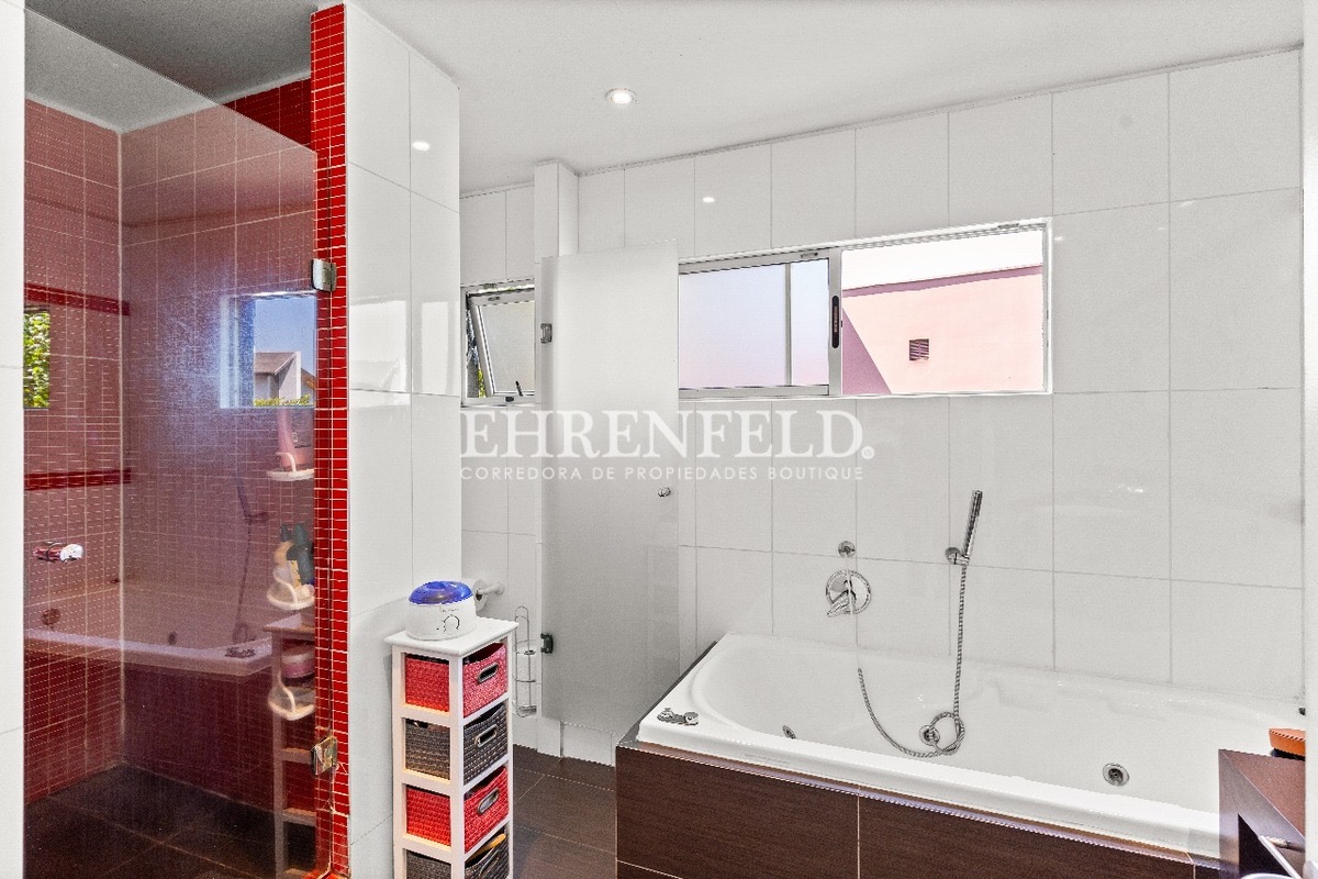 25 de 32: Baño suite.