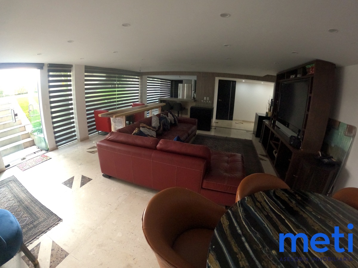 3 de 10: sala y acceso a jardin