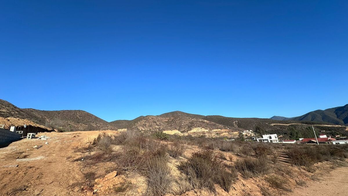 Venta de Terreno en esquina de 5,000 m2 en Valle de Guadalupe