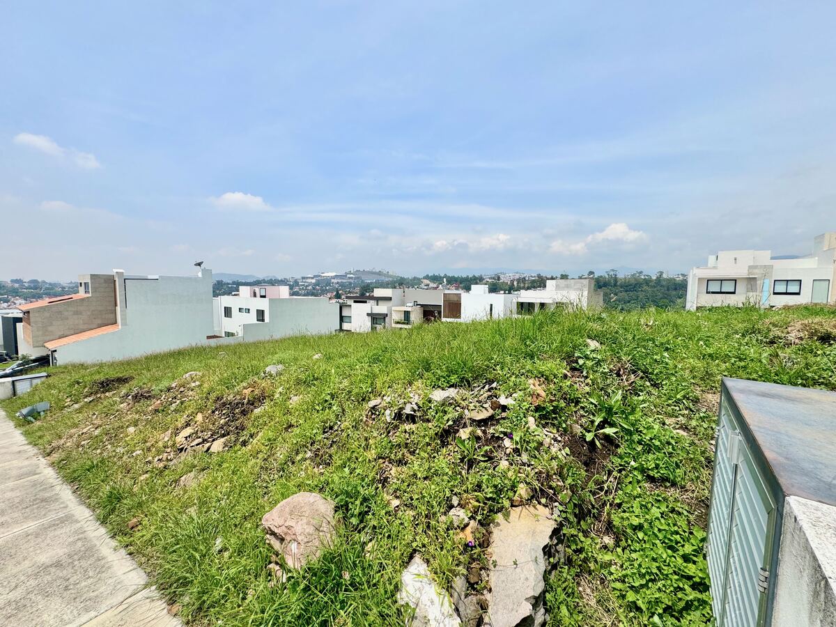 1 of 10: Terreno