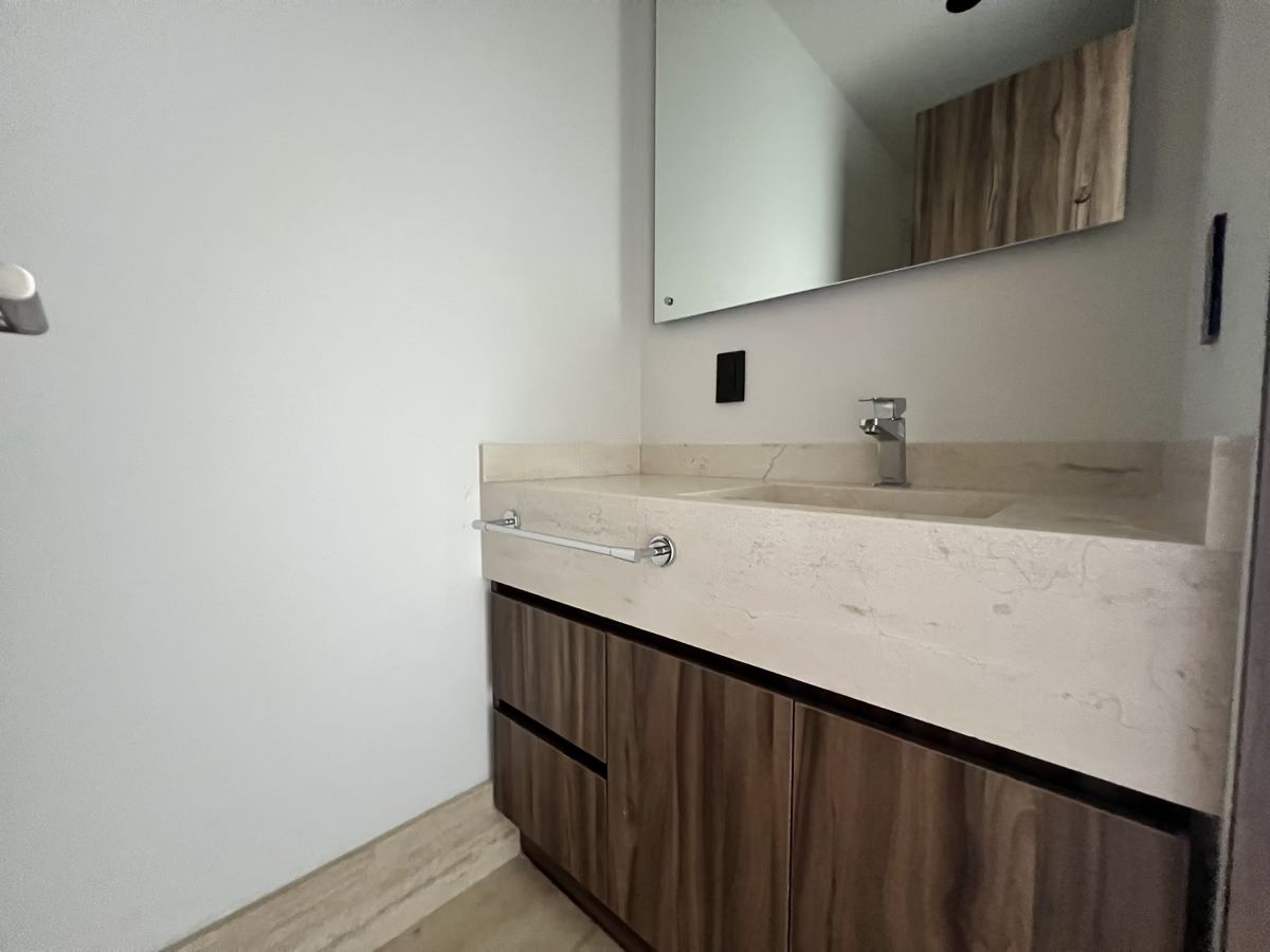 2 of 12: Baños en Marmol
