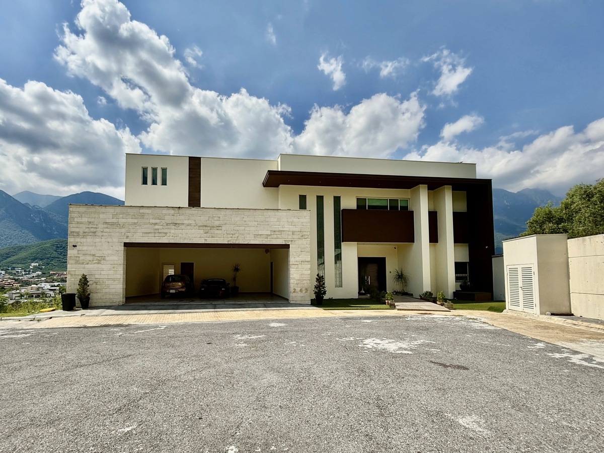 2 de 41: Fachada Principal