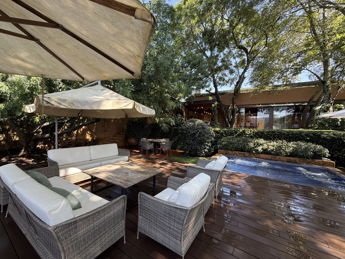 1 of 38: Terraza con jacuzzi