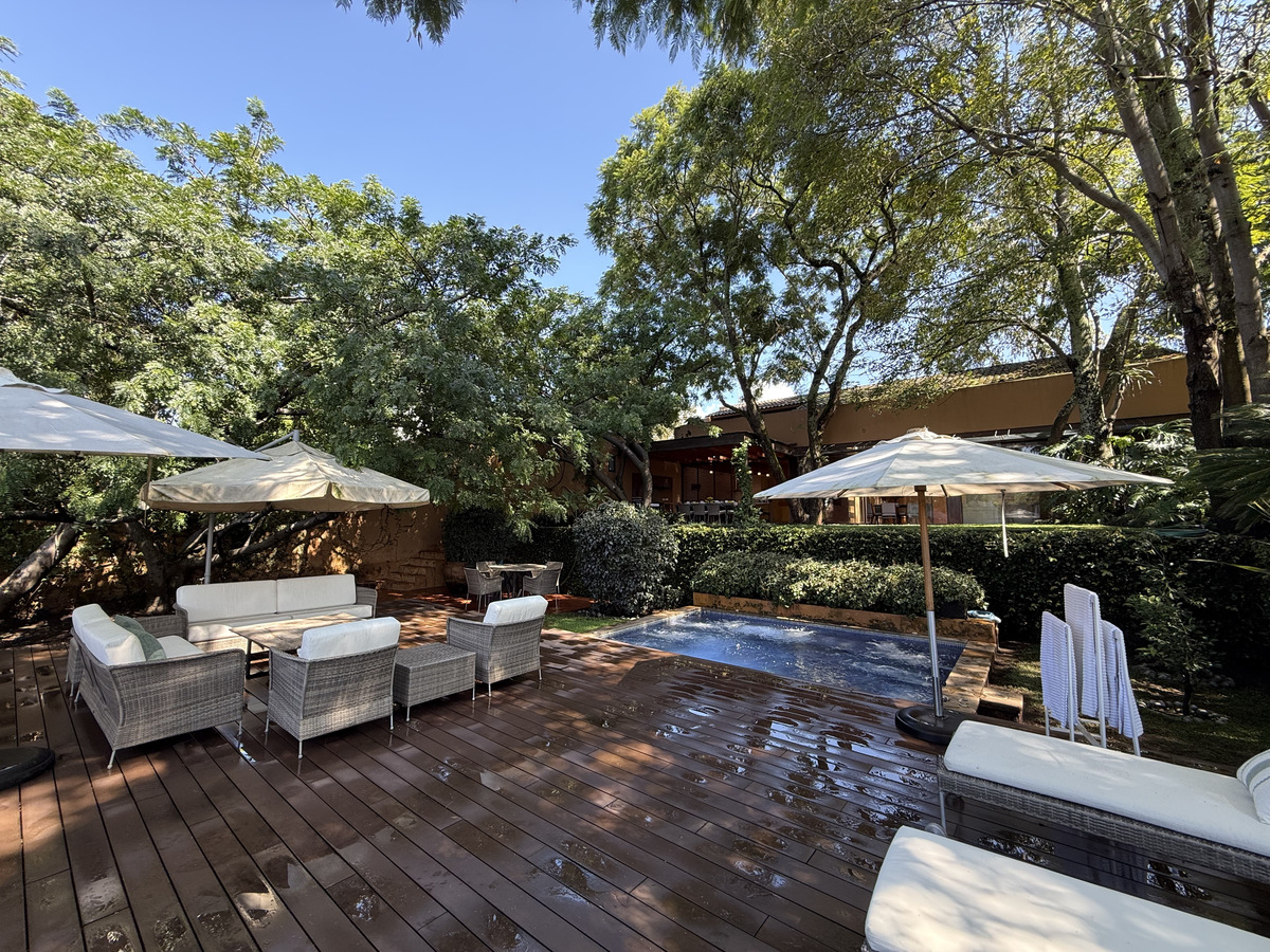 2 of 38: Terraza con jacuzzi