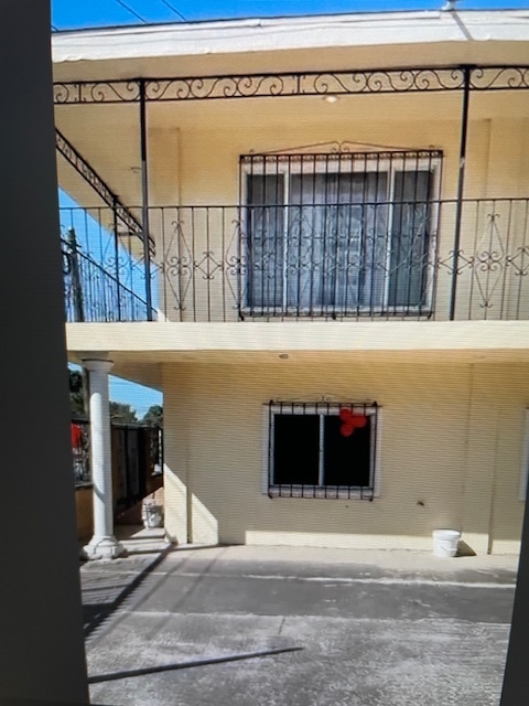 2 of 6: Espacio Comercial o Estudio (Parte Baja)