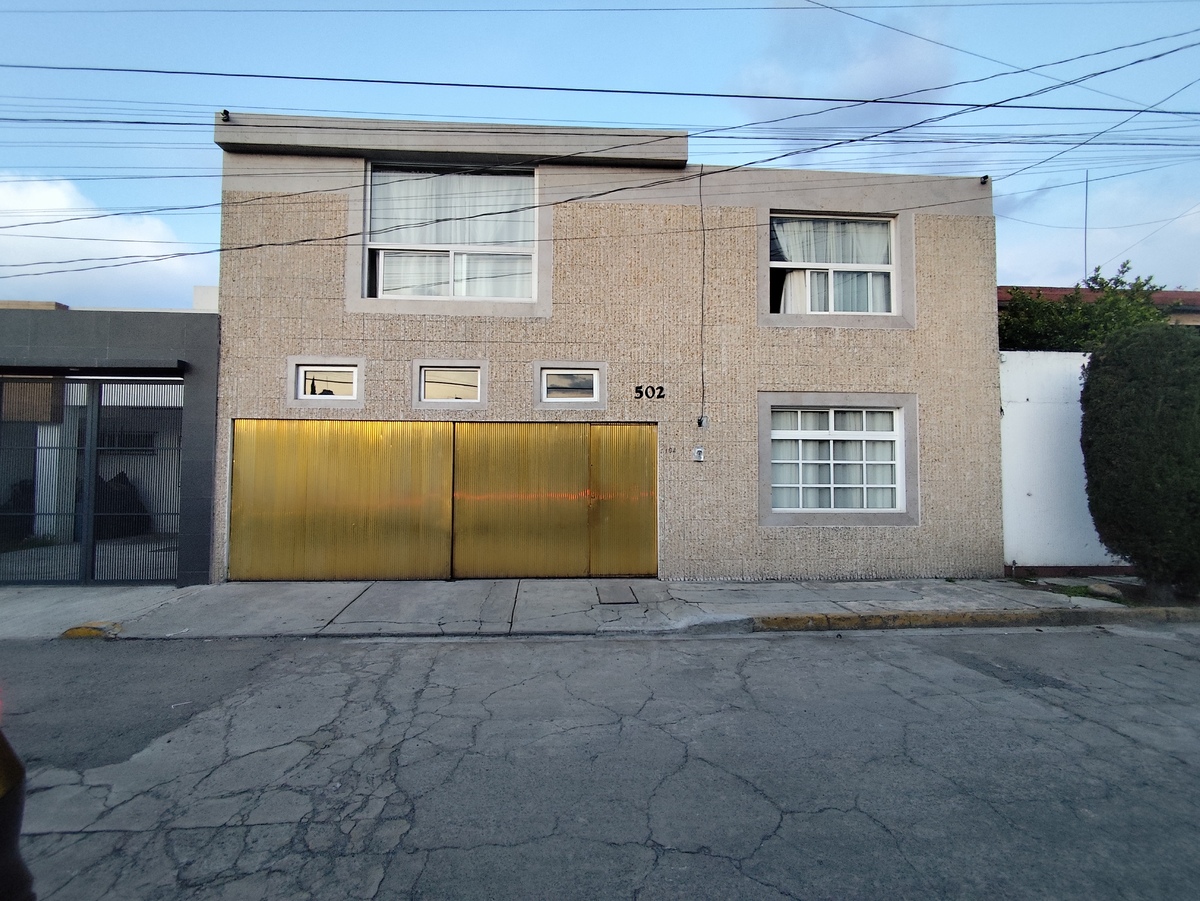 1 of 23: Fachada