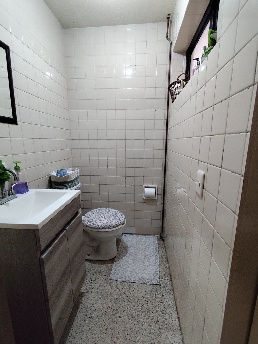 5 of 23: Medio baño social