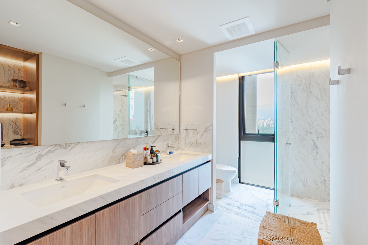 9 of 20: Baño principal