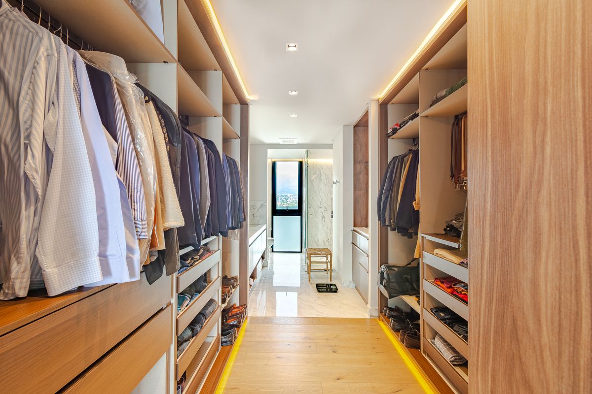 7 de 19: Walking closet y baño principal