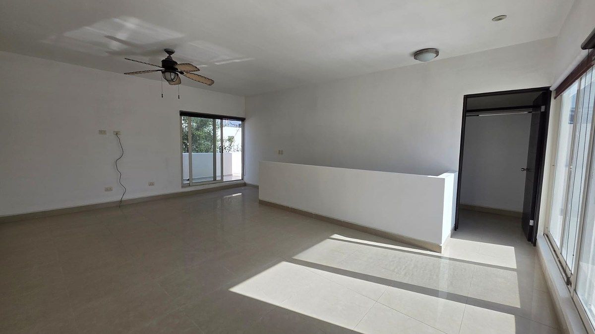 35 de 50: ESTANCIA CON BAÑO COMPLETO 3ER PISO