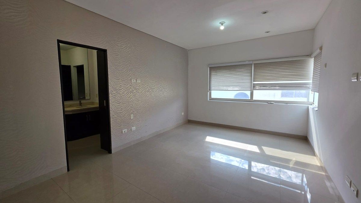 18 de 50: RECAMARA #1 CON BAÑO COMPLETO Y VESTIDOR