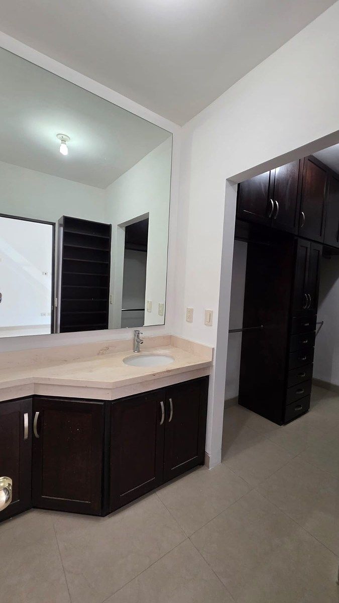 21 de 50: RECAMARA #1 CON BAÑO COMPLETO Y VESTIDOR