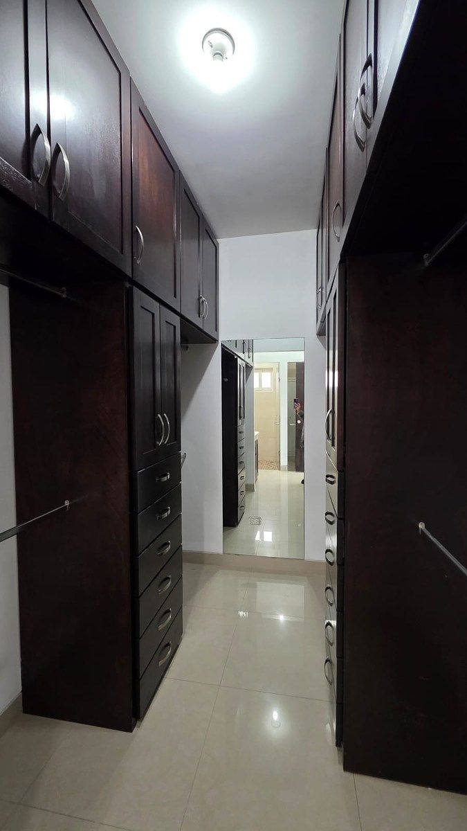 20 de 50: RECAMARA #1 CON BAÑO COMPLETO Y VESTIDOR