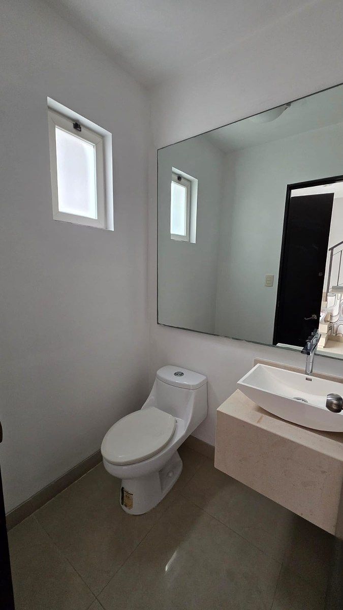 6 de 50: BAÑO DE VISITAS PLANTA BAJA