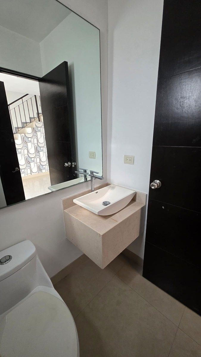 7 de 50: BAÑO DE VISITAS PLANTA BAJA