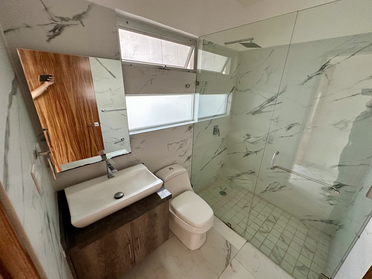 5 de 22: BAÑO COMPLETO EN PLANTA BAJA