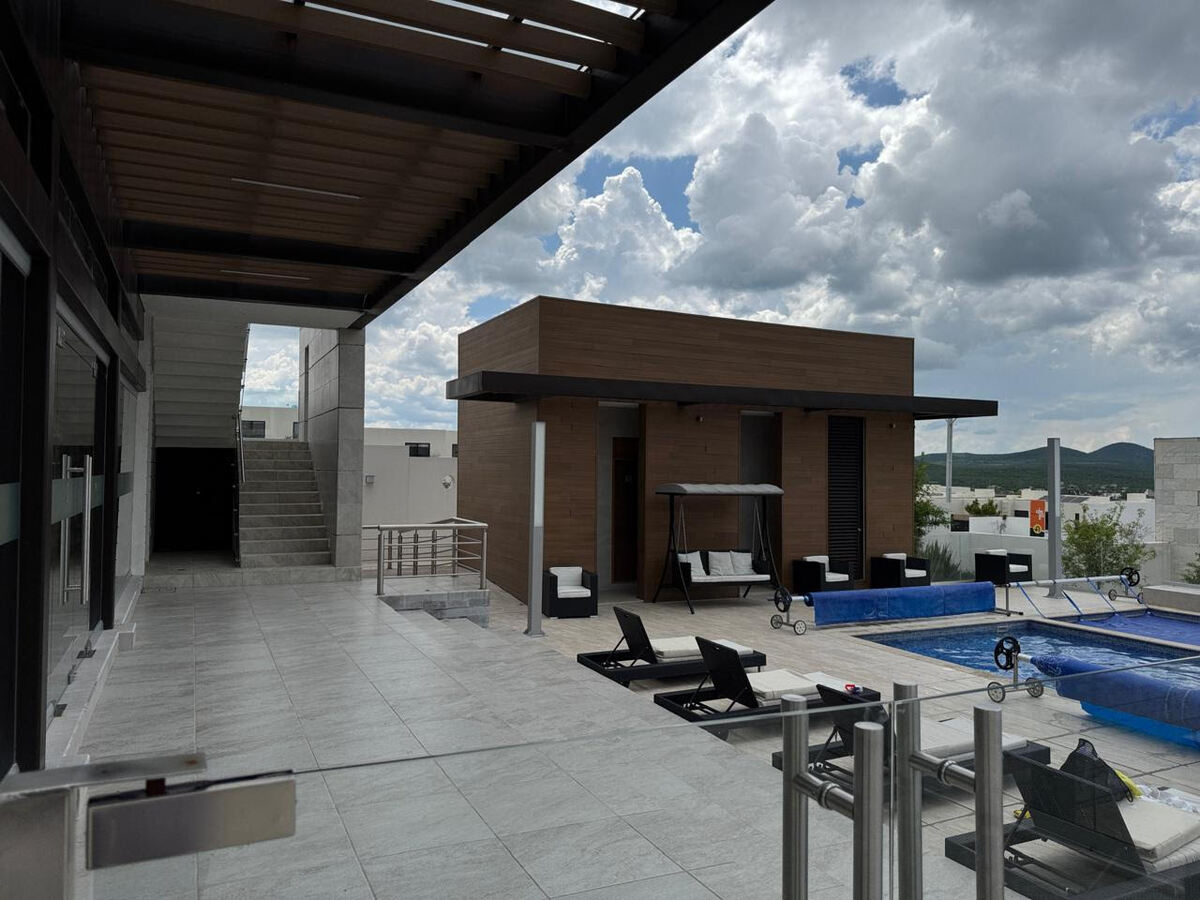 3 of 19: Casa club y alberca