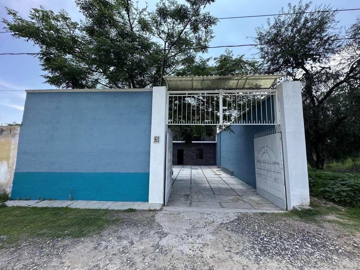 2 of 20: Frente de la calle con Garage