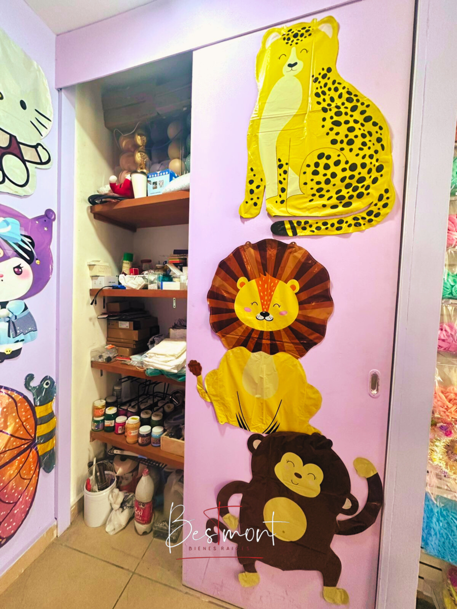 3 de 17: Closet en el interior del local