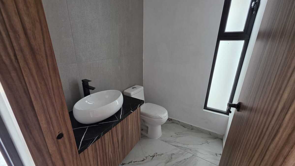 10 of 12: medio baño