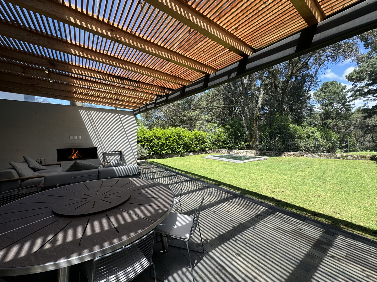 3 of 25: Terraza con sala y comedor exterior