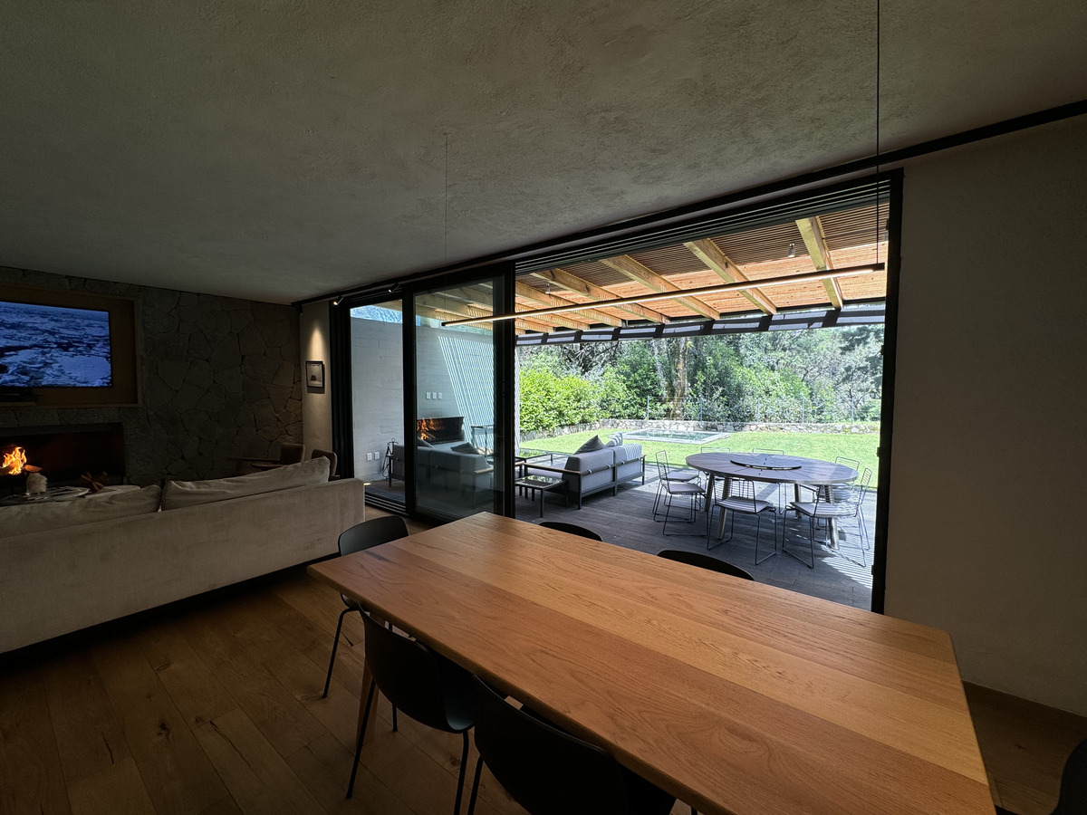 5 of 25: Sala y comedor interior