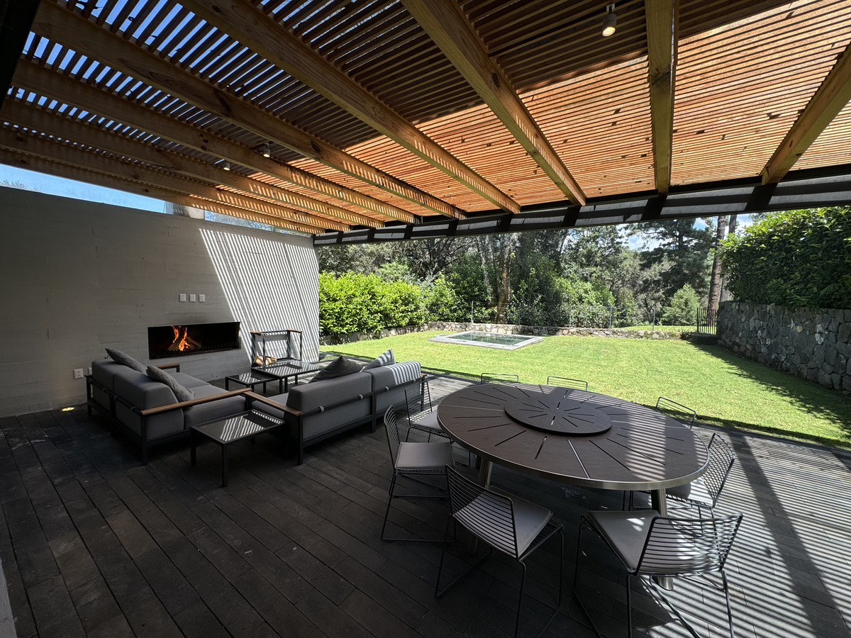 4 of 25: Terraza con sala y comedor exterior