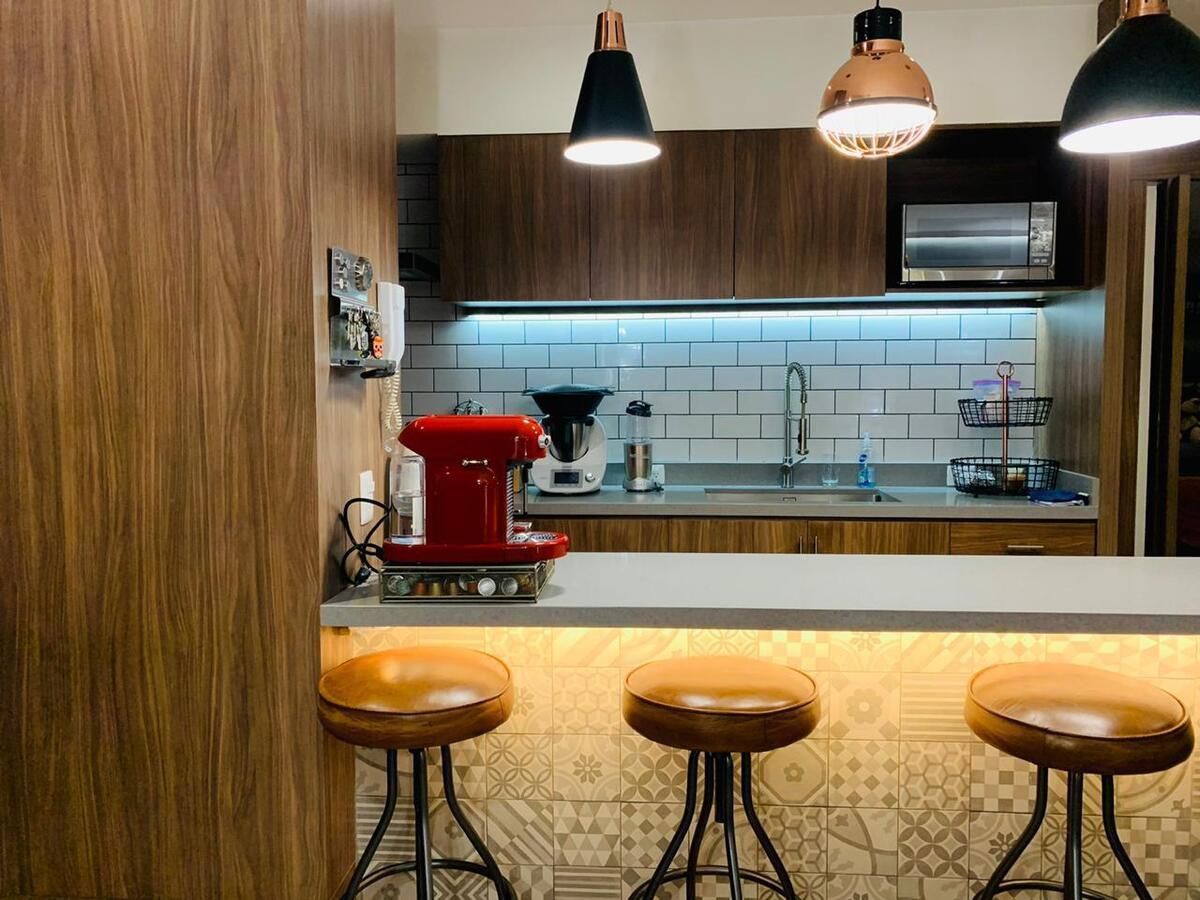 5 of 31: Cocina abierta con barra