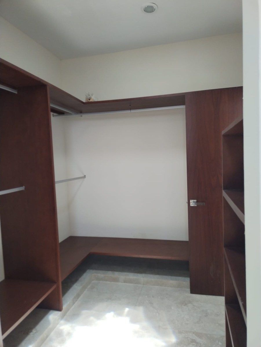 Clóset vestidor recámara principal, foto 9 de 29
