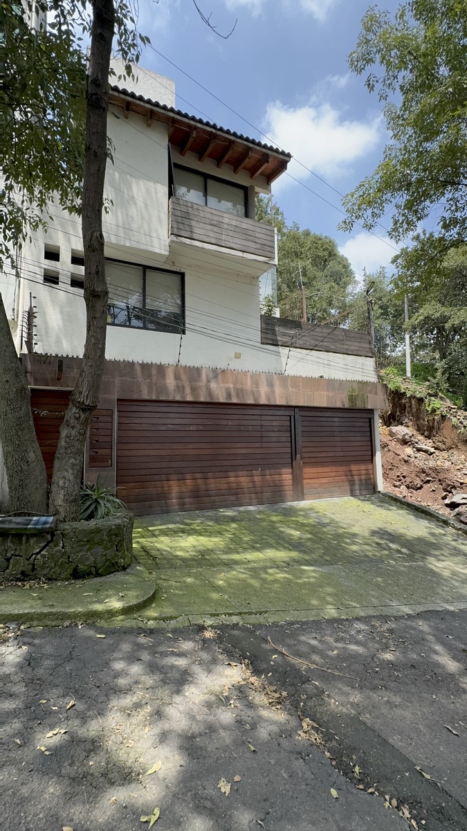 1 of 18: Fachada