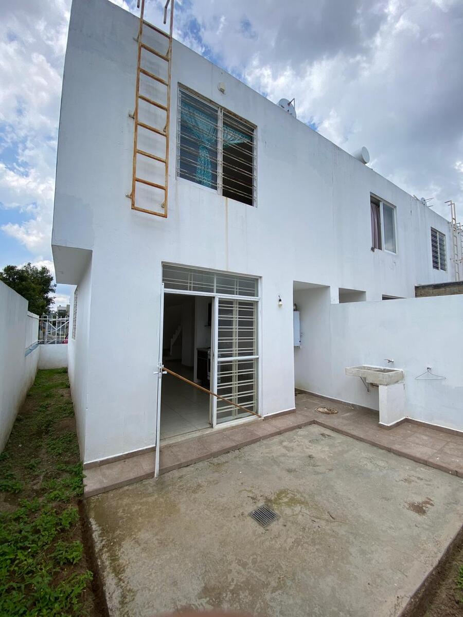 5 of 11: Patio con jardín