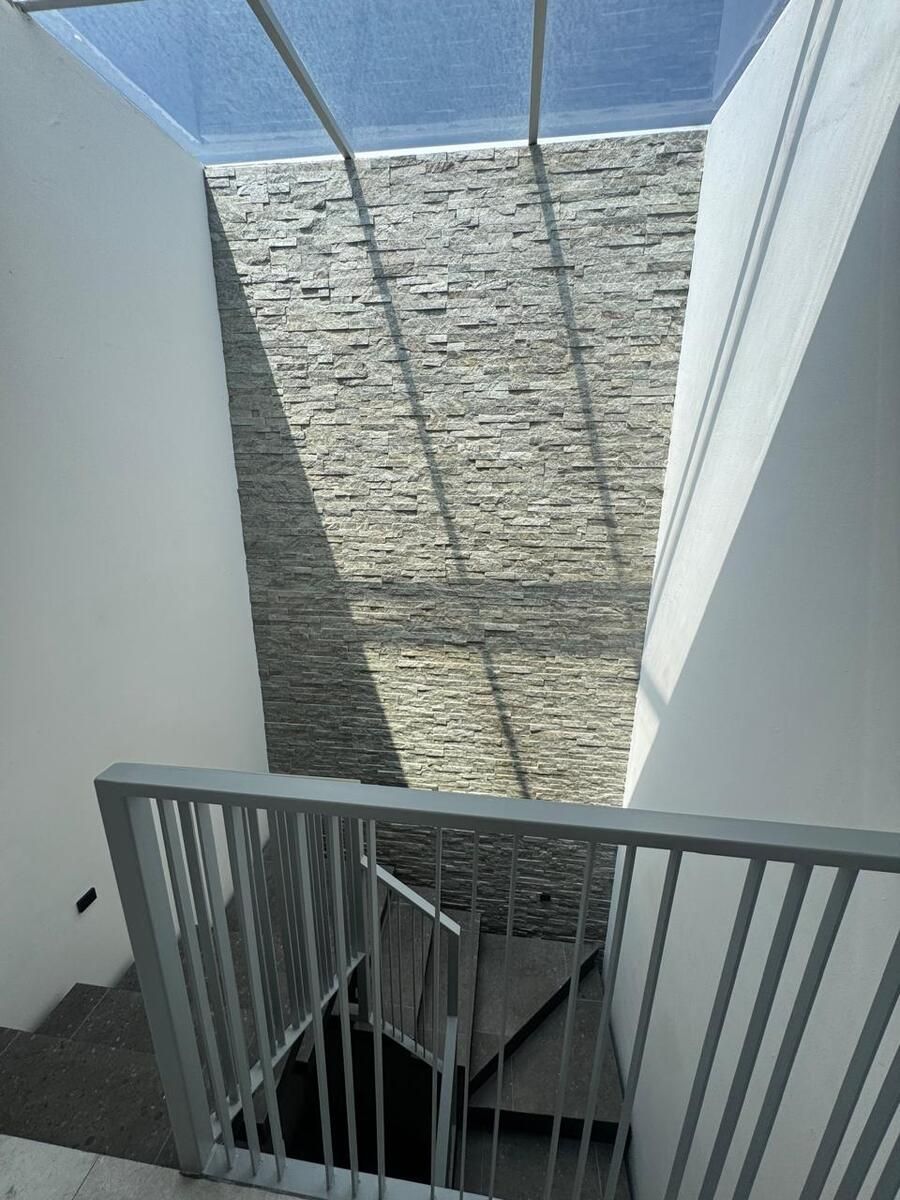 18 de 24: Cubo de luz en escaleras