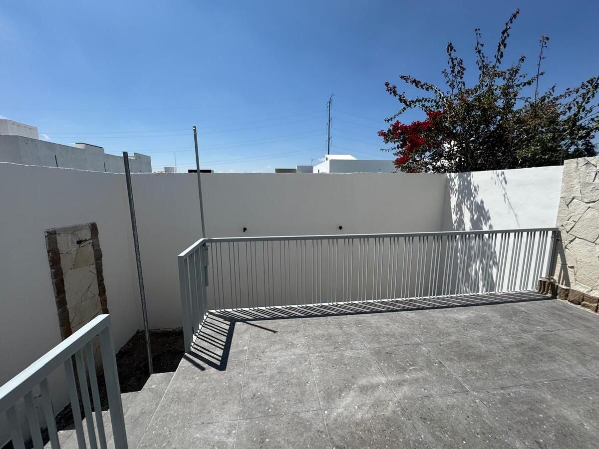 7 de 24: Terraza y jardín