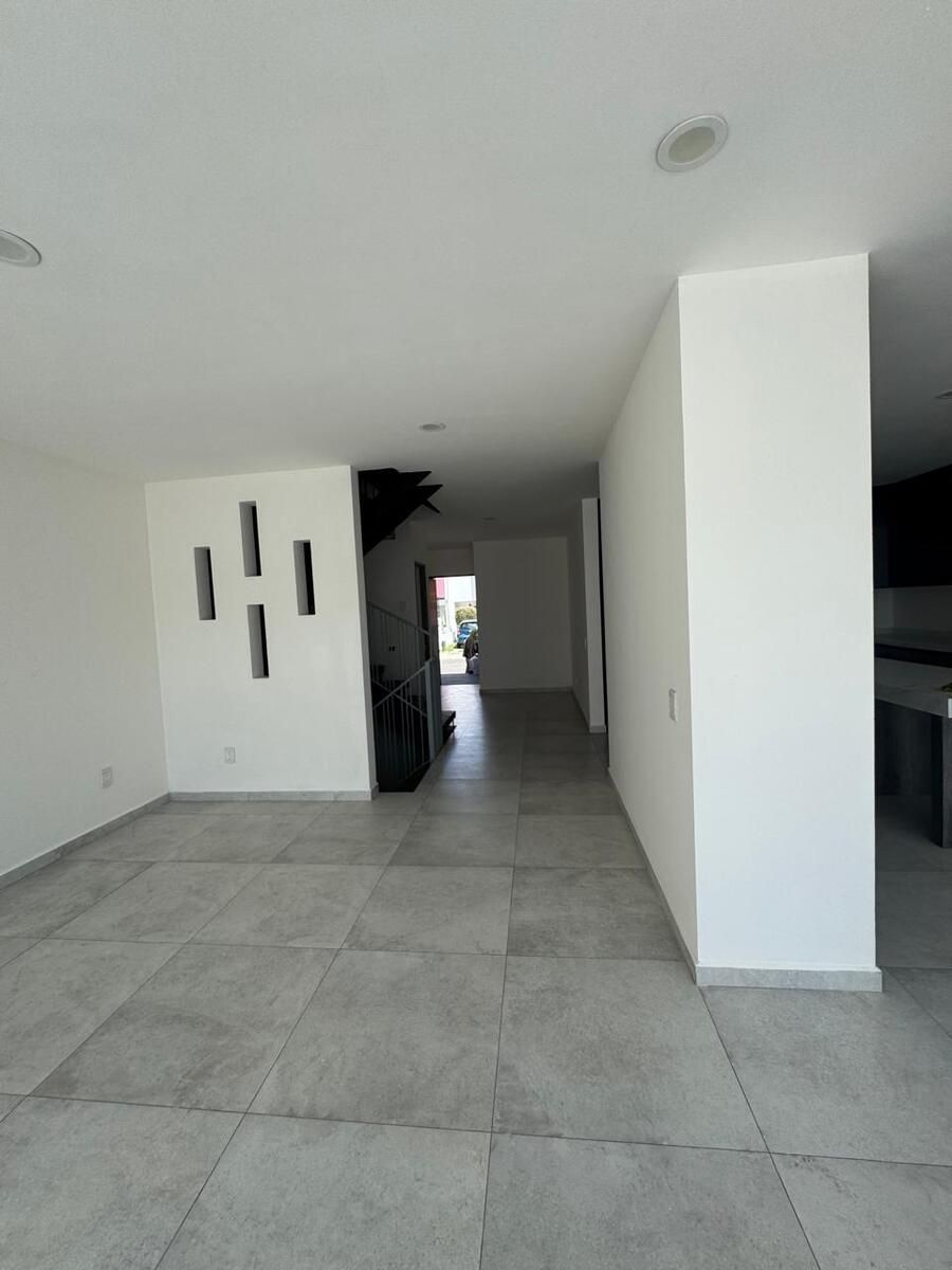 2 de 24: Vista al vestíbulo y entrada