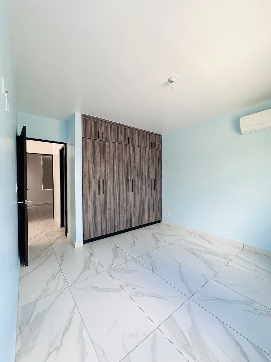 17 de 28: Recamara con closet y AC