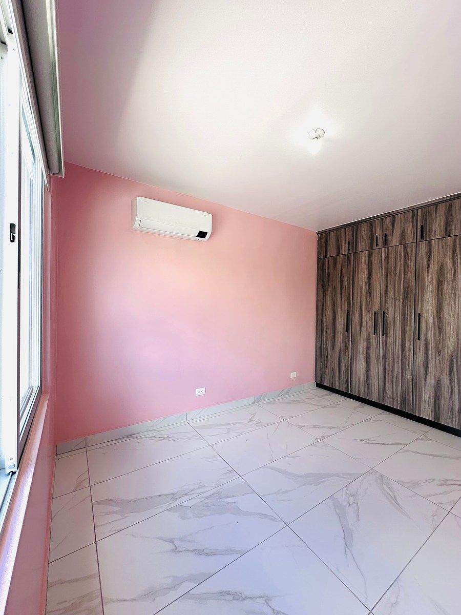 18 de 28: Recamara con closet y AC