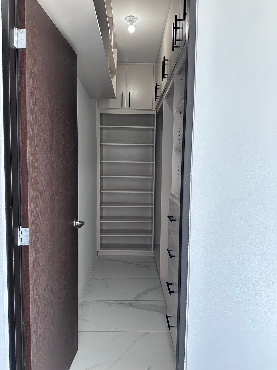 27 de 28: Wslkinn closet