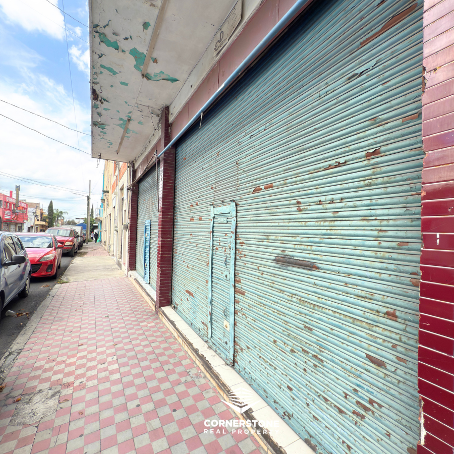 2 of 21: bodega en venta en oblatos con locales