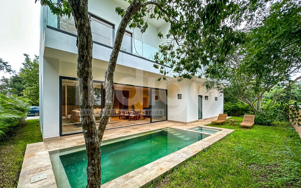 Casa en Venta en Mérida, Yucatán Country Club, Privada Kutz