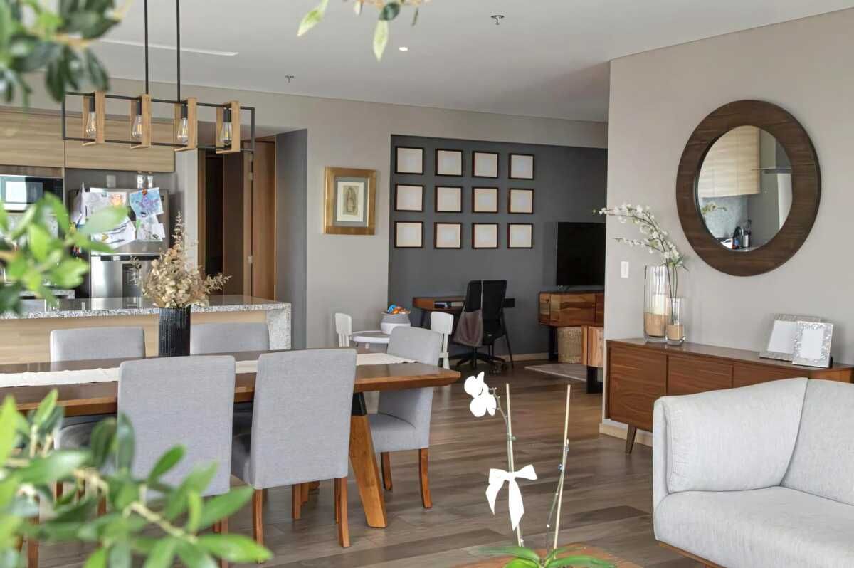 1 de 30: Vista desde la sala al comedor y área de TV